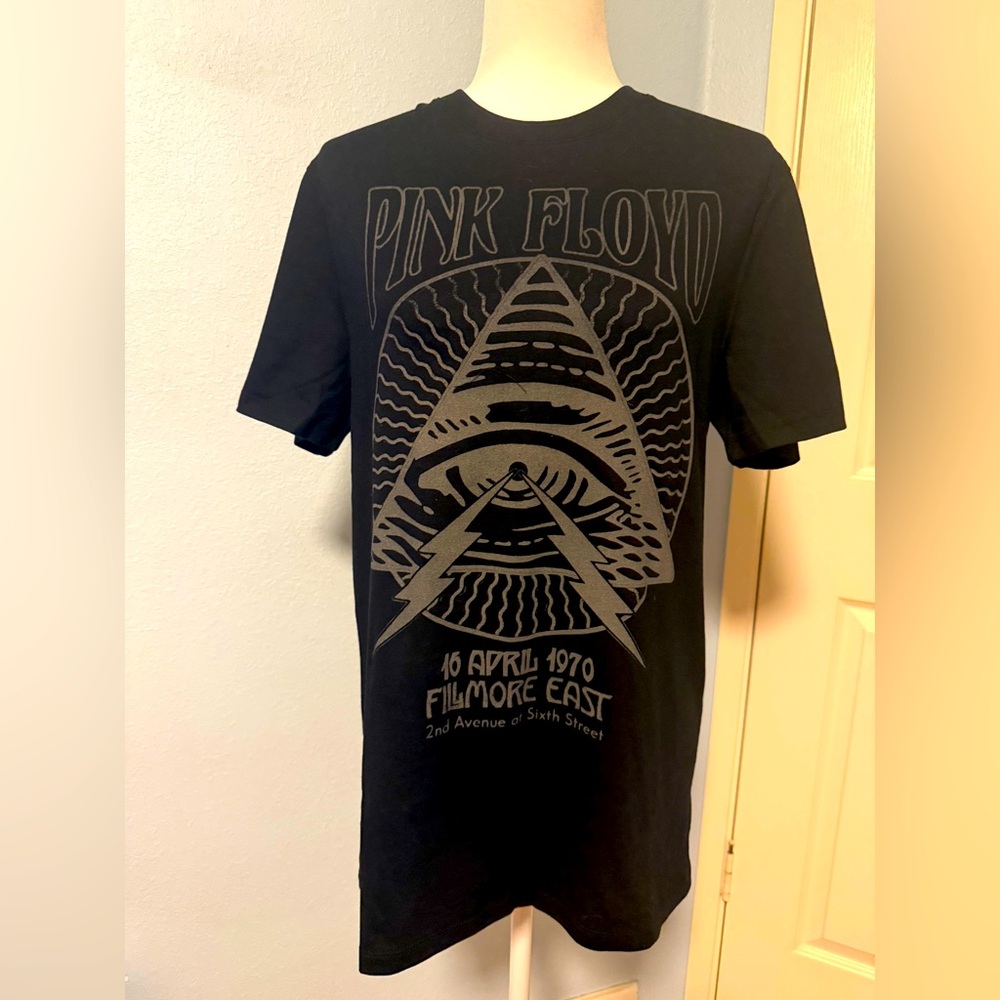 NWT PINK FLOYD BLACK TSHIRT SZ MEDIUM P2P 21.5”